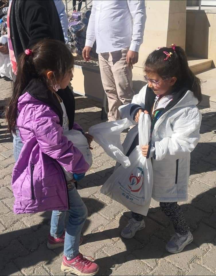 Bir mont-bir bot öğrencilere giysi desteği